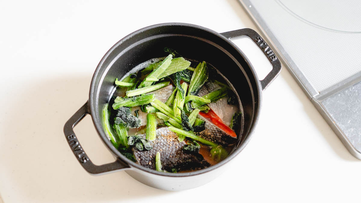 ストウブにほうれん草や鮭を入れる