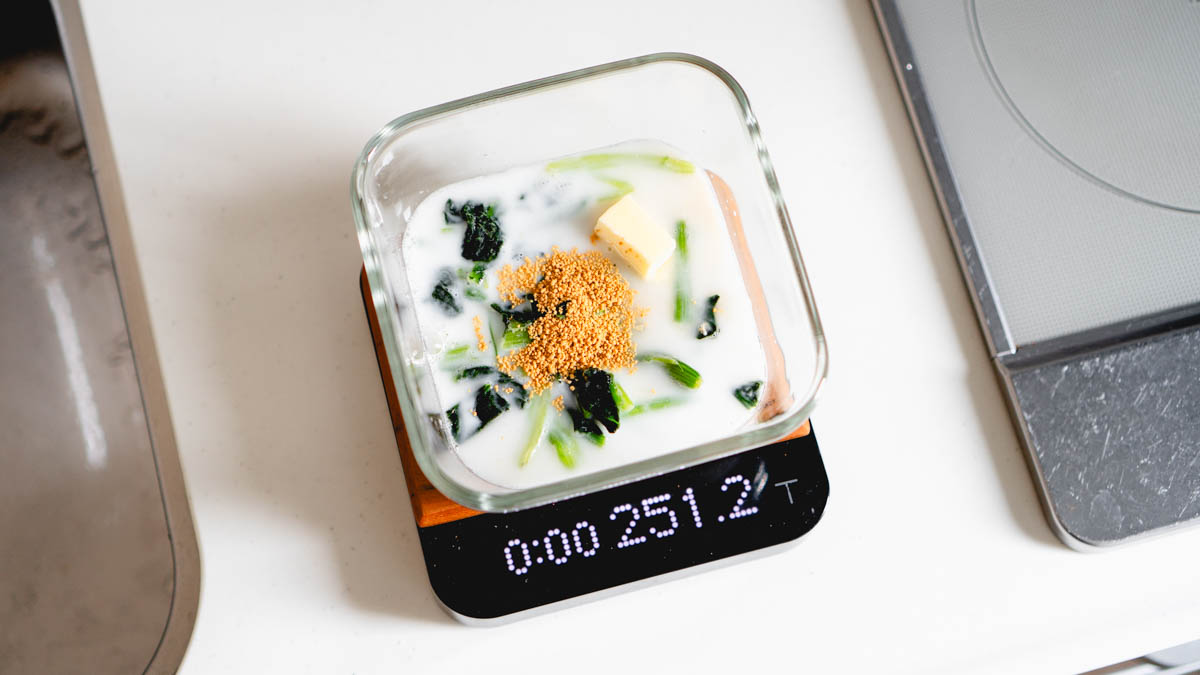 食材を容器に入れる